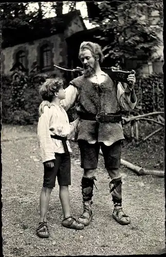 Ak Matten bei Interlaken Kt. Bern Schweiz, Tell-Freilichtspiele, Wilhelm Tell mit Knabe