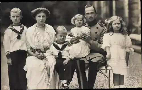 Ak Herzog Carl Eduard und Herzogin Adelheid von Sachsen-Coburg Gotha mit ihren Kindern