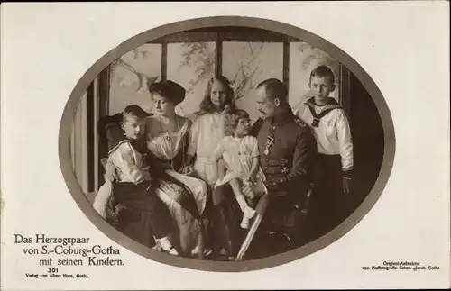 Ak Das Herzogspaar von Sachsen-Coburg-Gotha mit seinen Kindern, Carl Eduard, Viktoria Adelheid