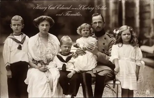 Ak Herzog Carl Eduard und Herzogin Adelheid von Sachsen-Coburg Gotha mit ihren Kindern