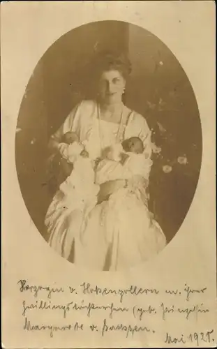 Foto Ak Margarete von Sachsen mit Kindern, Herzogin von Hohenzollern Sigmaringen, Portrait