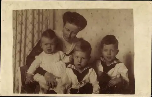 Foto Ak Prinzessin Oscar von Preußen mit ihren Kindern, Ina Maria von Bassewitz