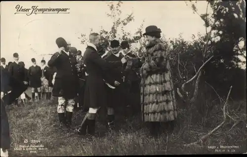 Ak Kronprinz Wilhelm von Preußen in Reitkleidung, Kronprinzessin Cecilie im Pelzmantel