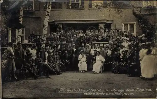 Ak Berlin Zehlendorf Dahlem, Kriegerheim, Prinzessin August Wilhelm mit dem Kind eines Feldgrauen