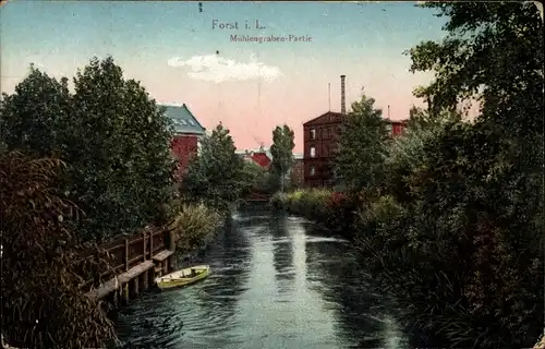 Ak Forst in der Niederlausitz, Mühlengraben Partie, Fluss, Steg