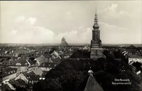 Ak Hansestadt Greifswald, Gesamtansicht, Kirchturm