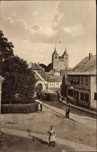 Ak Frose in Anhalt, Blick von der Tränke, romanische Basilika, Platz, Passanten