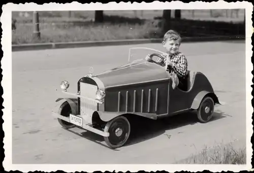 Foto Junge im Spielzeugauto