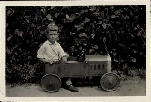 Foto Junge im Spielzeugauto, Fritzel, August 1933