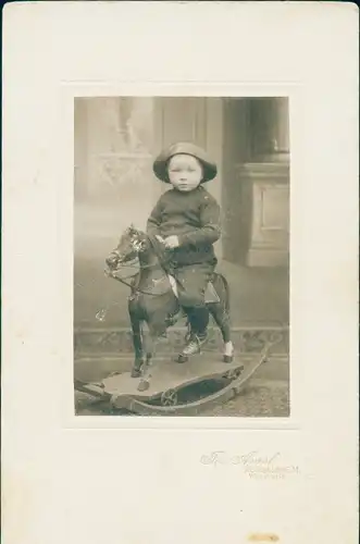 Kabinett Foto Kinderportrait, Kleinkind auf einem Schaukelpferd