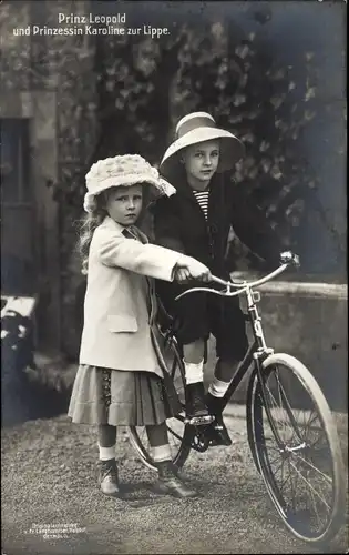 Ak Prinz Leopold und Prinzessin Karoline zur Lippe, Fahrrad