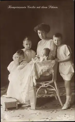 Ak Kronprinzessin Cecilie von Preußen mit Kindern
