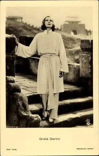 Ak Schauspielerin Greta Garbo, Standportrait