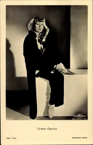 Ak Schauspielerin Greta Garbo, Sitzportrait