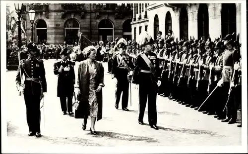 Ak Amsterdam Nordholland Niederlande, Juliana der Niederlande, Ehrenwache 1955