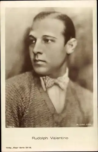 Ak Schauspieler Rudolph Valentino, Portrait mit Fliege