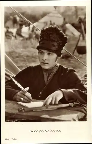 Ak Schauspieler Rudolph Valentino, Portrait als Husar, Filmszene