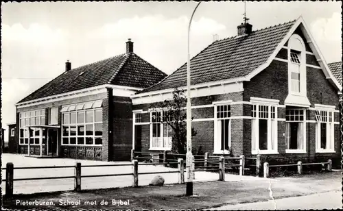 Ak Pieterburen Groningen Niederlande, School met de Bijbel