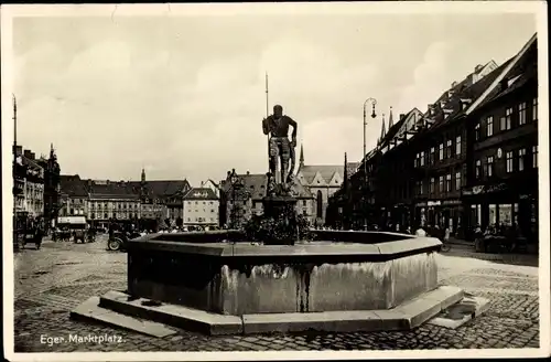 Ak Eger Reg. Karlsbad, Marktplatz, Brunnen, Läden, Häuserfassaden