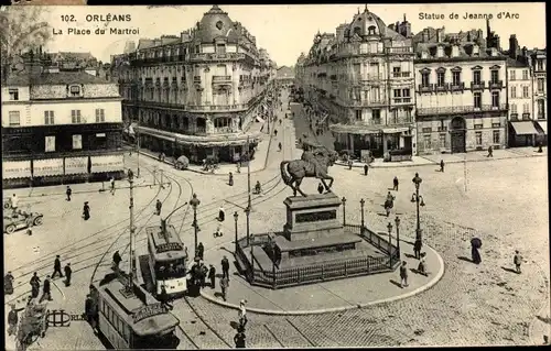 Ak Orléans Loiret, La Place du Martroi, Statue de Jeanne d'Arc, Straßenbahn