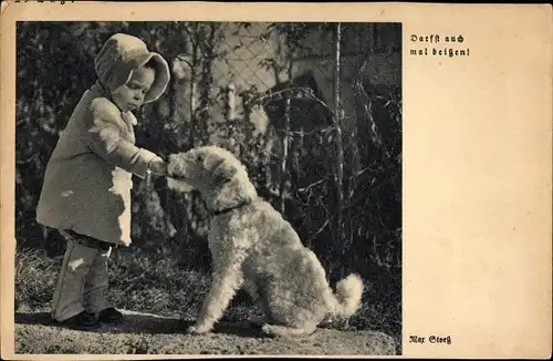 Ak Gute Freunde, Darfst auch mal beißen, kleines Mädchen füttert Hund