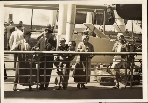 Foto Ak Passagiere an Deck eines Schiffes, Familie