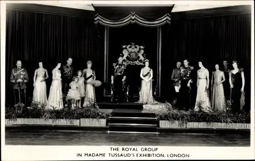 Ak The Royal Group in Madame Tussaud's Exhibition, London