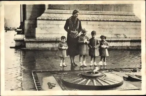 Ak Comtesse de Paris, Isabelle d’Orléans Bragance, Enfants, Tombeau du Soldat