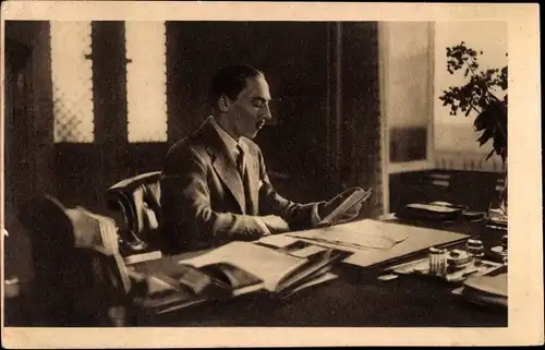 Ak Monseigneur le Comte de Paris, Portrait am Schreibtisch, Arbeitszimmer