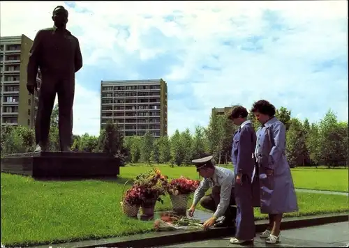 Ak Kosmosflug UdSSR DDR, Sigmund Jähn mit Frau und Tochter, Gagarin Denkmal Swjosdny Gorodok