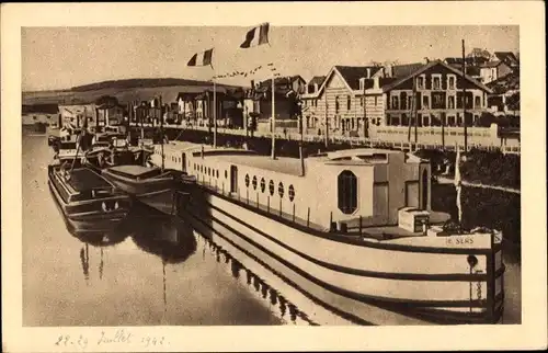 Ak Appel en Faveur des Bateliers Mobilises, Boote auf einem Fluss oder Kanal, Uferpromenade