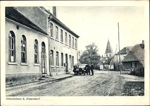 Ak Atensleben Athensleben Staßfurt, Straßenpartie im Ort, Kirche, Auto vor einem Gasthaus