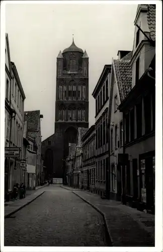 Foto Ak Stralsund in Mecklenburg Vorpommern, Straßenpartie, Turm