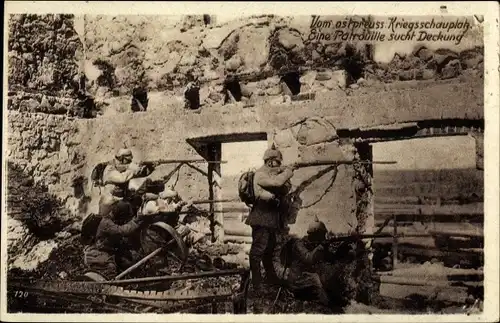Ak Ostpreußischer Kriegsschauplatz, Eine Patrouille sucht Deckung, I. WK