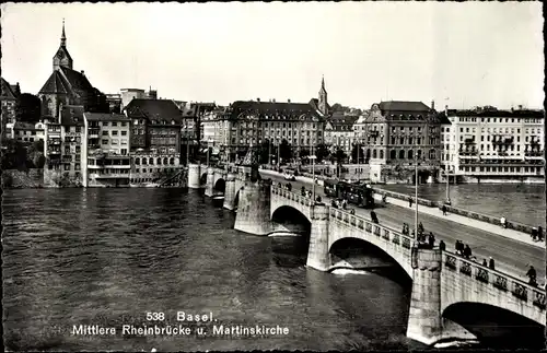 Ak Basel Bâle Stadt Schweiz, Mittlere Rheinbrücke und Martinskirche