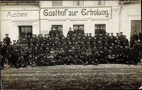 Foto Ak Soldaten in Uniform, Gruppenbild, Gasthof zur Erholung