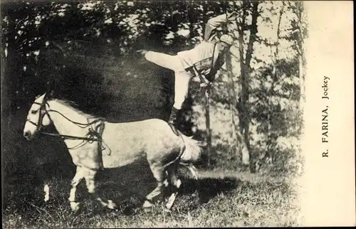 Ak Jockey R. Farina auf seinem Pferd stehend, Dressur