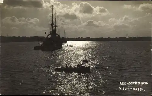 Foto Ak Kiel Schleswig Holstein, Abendstimmung im Hafen
