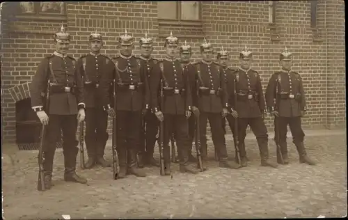 Foto Ak Deutsche Soldaten in Uniform, Pickelhauben, Gewehre