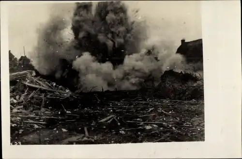 Foto Ak Sprengung, Brand, Trümmer