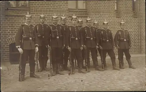 Foto Ak Deutsche Soldaten in Uniform mit Pickelhaube und Gewehren