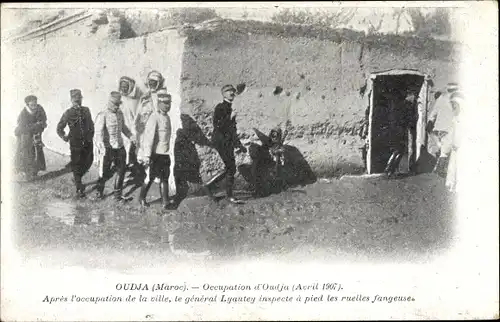 Ak Oudjda Oujda Marokko, Occupation 1907, Französischer General Lyautey bei Inspektion