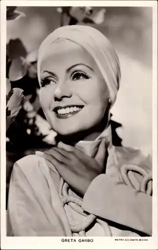Ak Schauspielerin Greta Garbo, Portrait, Turban, MGM