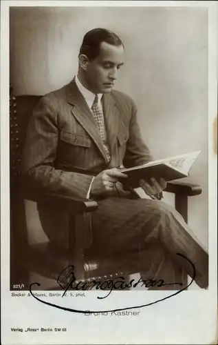 Ak Schauspieler Bruno Kastner beim Buchlesen, Autogramm