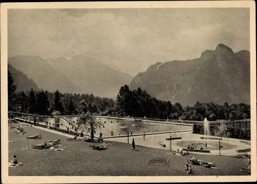 Ak Oberammergau in Oberbayern, Alpenbad, Fontäne, Liegewiese, Badegäste