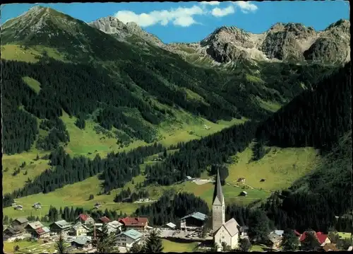 Ak Mittelberg im Kleinwalsertal Vorarlberg, Panorama mit Kirche, Kuhgehrenspitze und Hammerspitze