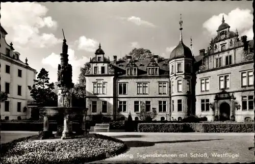 Ak Bückeburg im Kreis Schaumburg, Tugendbrunnen mit Schloss, Westflügel