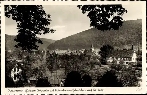 Ak Bodenwerder in Niedersachsen, Blick vom Berggarten auf Münchhausens Geburtshaus und den Ort