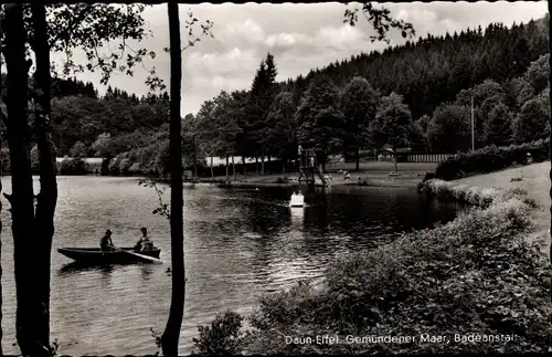 Ak Gemünden Daun in der Eifel, Gemündener Maar, Badeanstalt, Ruderboot