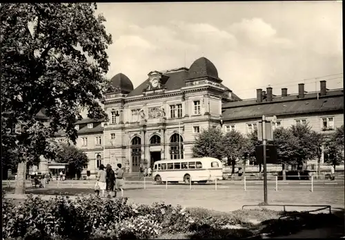 Ak Altenburg in Thüringen, Blick auf den Bahnhof, Straßenseite, Omnibus